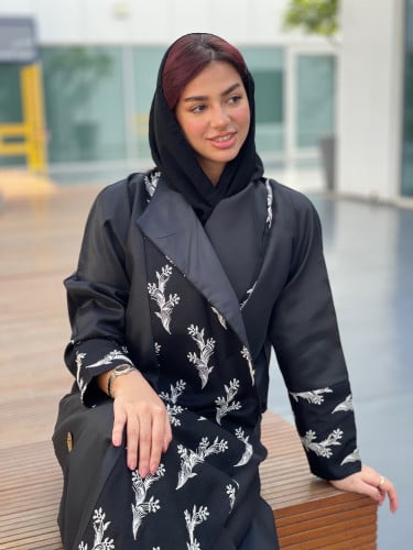 عبايه لنن بتطريز بيج