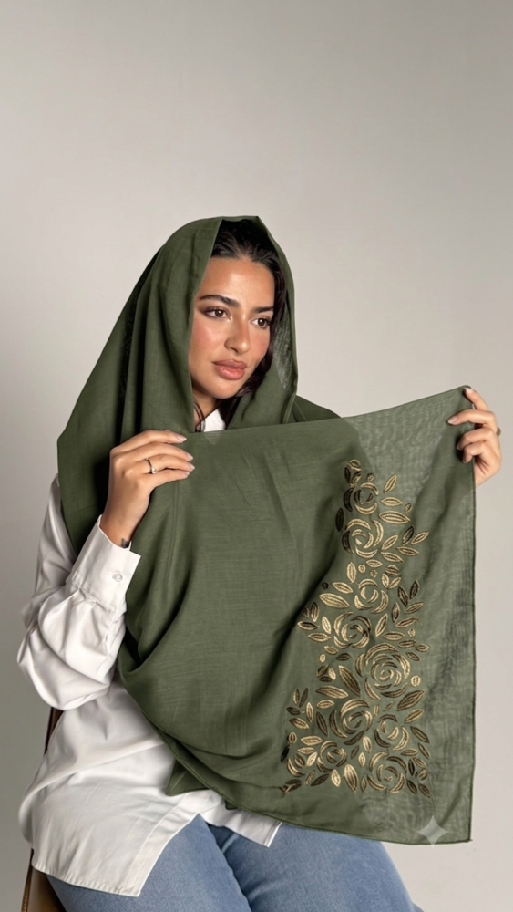 طرحة بوال خضراء بتطريز ذهبي لليوم الوطني من عزة المتميزة