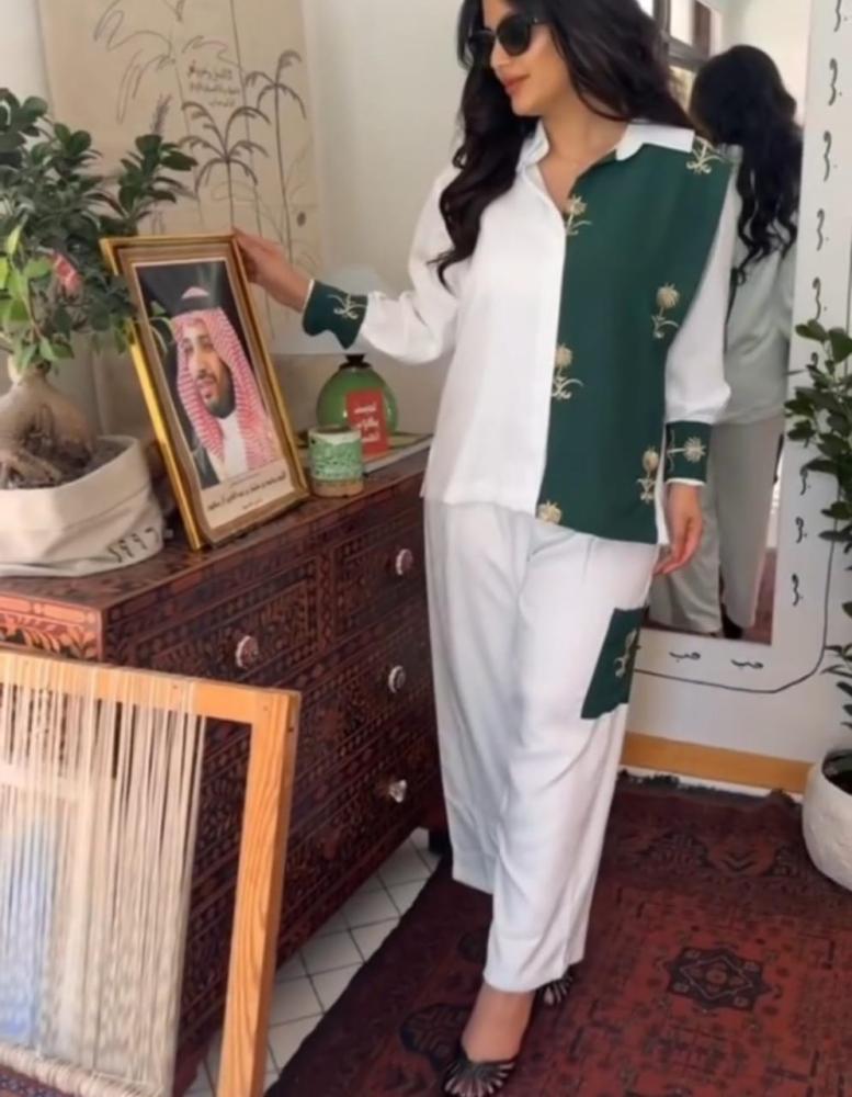 صورة طقم اليوم الوطني السعودي مع زخارف النخيل التراثية