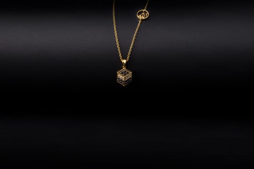 سلسال الكعبة ذهب عيار 18 مرصع بلألماس الأسود والألماس الأبيض