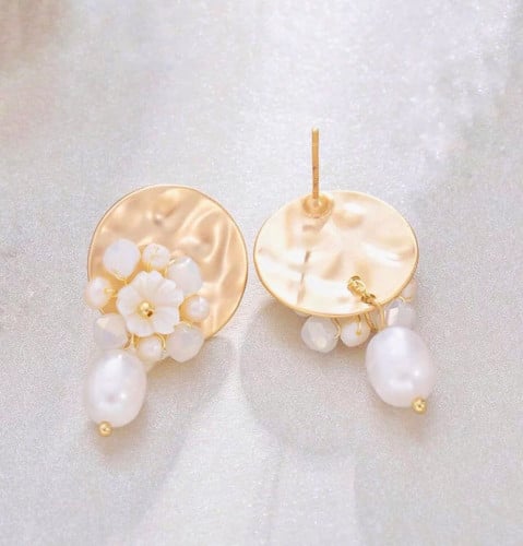 حلق مطلي بالروديوم مرصع بقطع اللولو الطبيعي