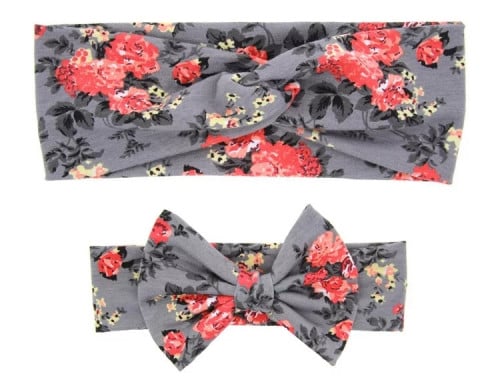 ربطه الام والطفله رمادي