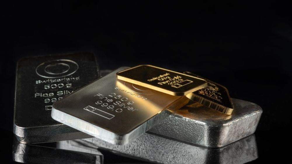 انخفاض سعر الذهب: لماذا قد تنخفض الفضة أكثر من الذهب؟