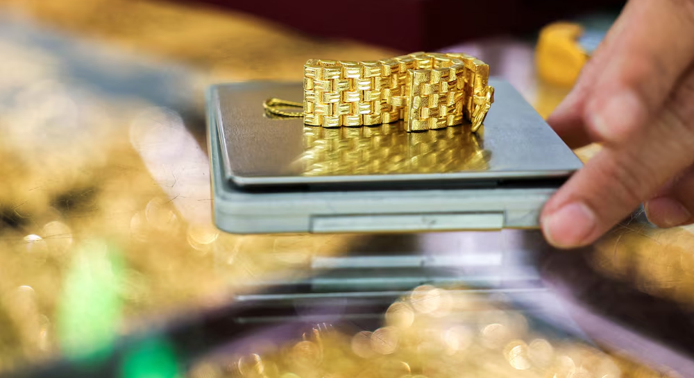 هل انخفاض سعر الذهب في السعودية فرصة للادخار وشراء السبائك؟