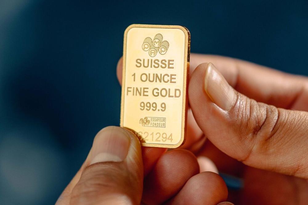 Why is the price of a gold ingot different from the price of a gram of gold?