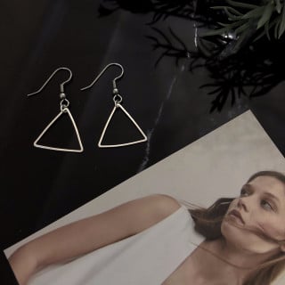 حلق المثلث الفضي | Silver triangle earrings
