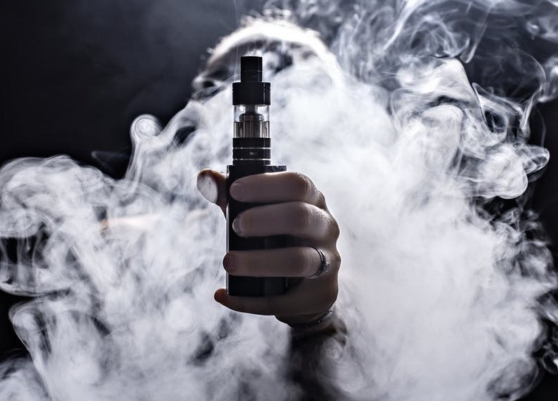 مخاطر الفيب والسجائر الالكترونية؟ - هل للفيب اضرار مثل السجائر؟- - هل للفيب اضرار مثل السجائر؟ - هل الڤيب يسبب ماء في الرئة؟ - هل الفيب تسبب السرطان؟