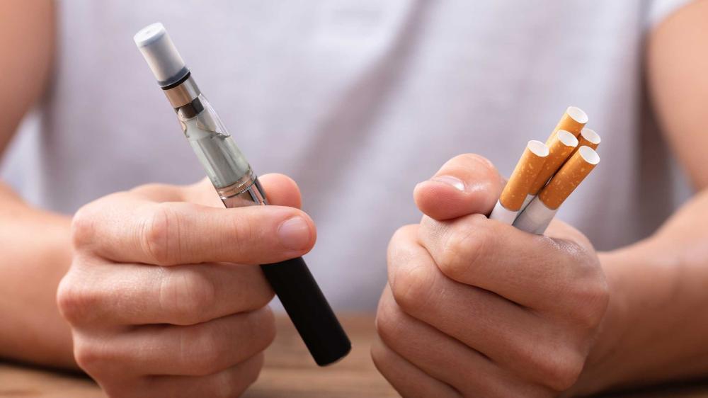 الفيب أم السجائر: أيهما أقل ضررًا وما الفرق بينهما؟