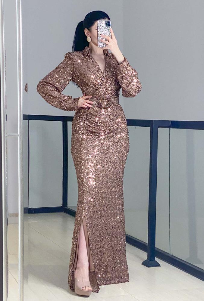 فستان سهرة طويل مزين بشك وترتر يدوي باكمام طويلة مع حزام