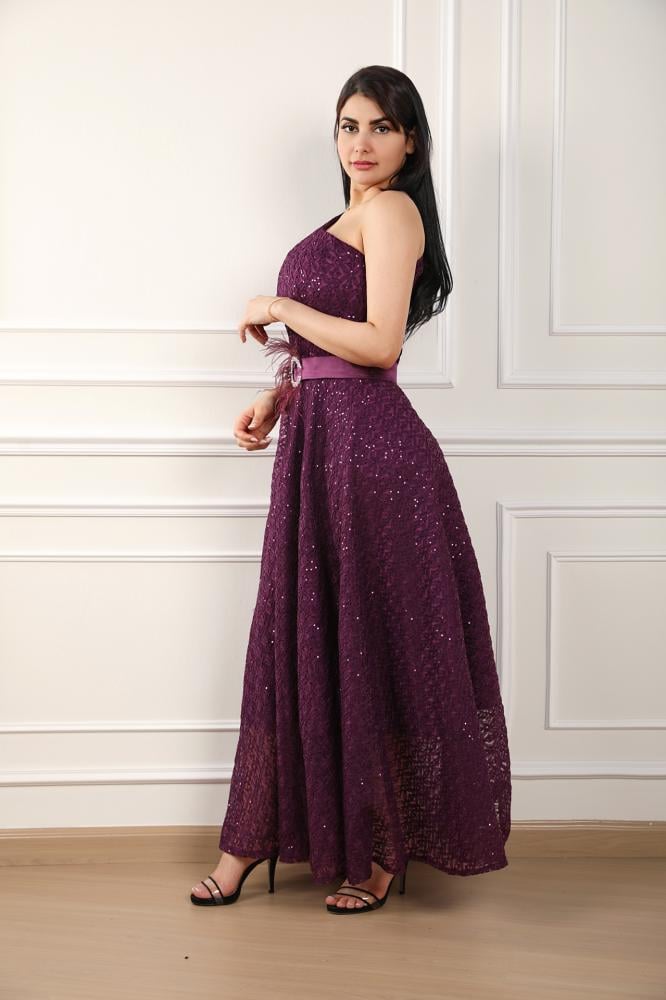 Long evening dress with one sleeve embroidered with sequins all over the dress and a fixed belt at the waist with natural feathers in purple color