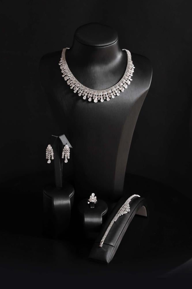 طقم إكسسوارات فضي راقٍ بفصوص زركون منسدلة
