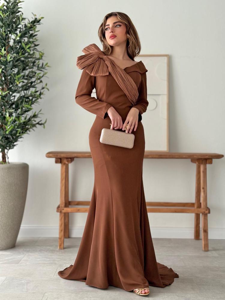 فستان سهرة بني بتصميم أنيق ولمسة فاخرة