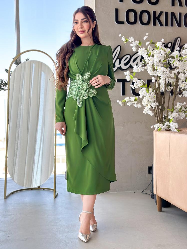 فستان اخضر مزين بوردة بالخصر واكمام طويلة