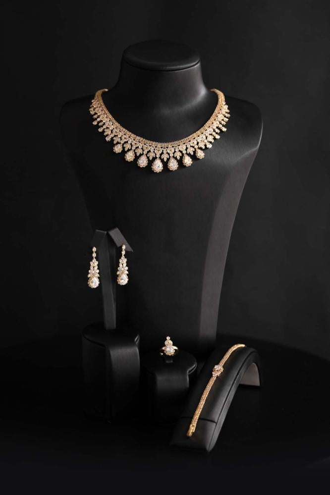 طقم إكسسوارات ذهبي ملكي بفصوص قطرات متلألئة
