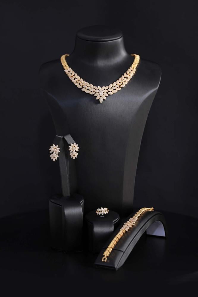 طقم إكسسوارات نسائي لون ذهبي ملكي بتصميم أنيق