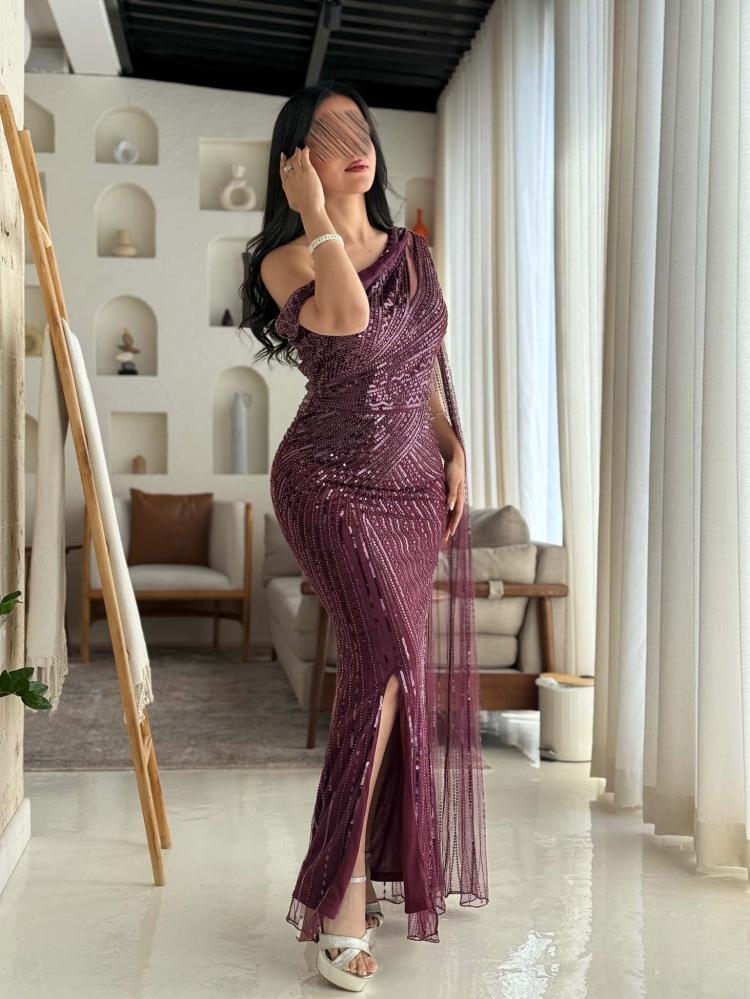 فستان سهرة طويل مزين بشك وترتر يدوي وفتحة جانبية وقطعة جانبية باللون البرغندي