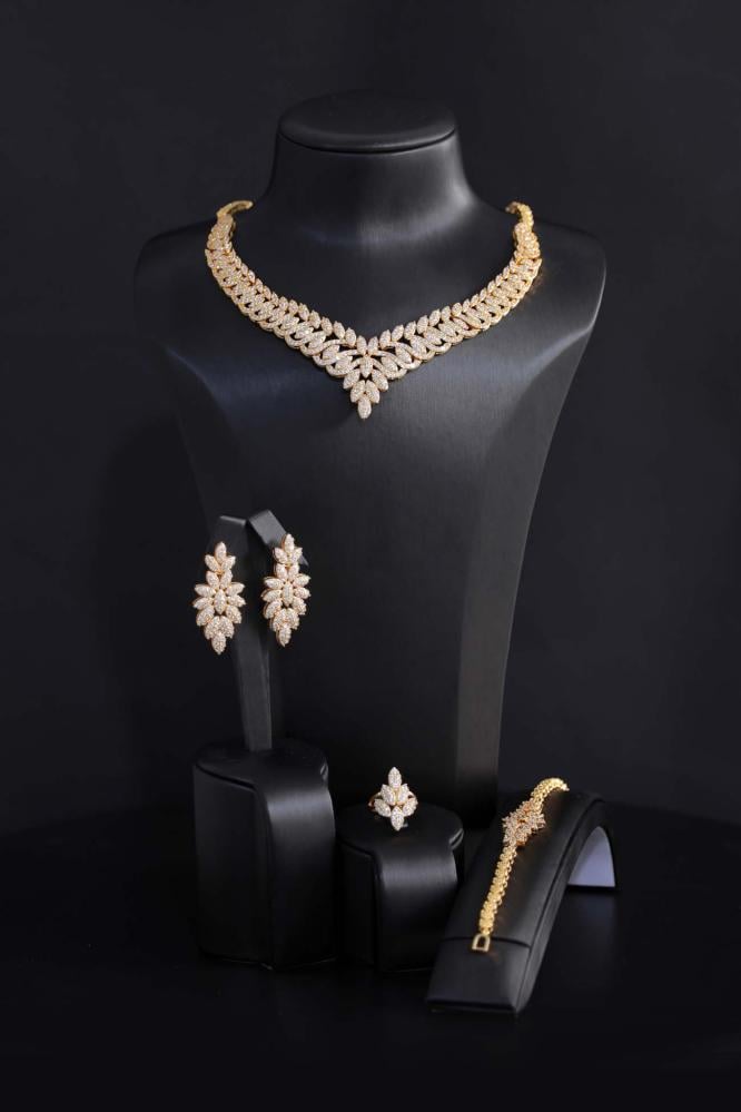 طقم إكسسوارات نسائي ذهبي بتصميم ملكي