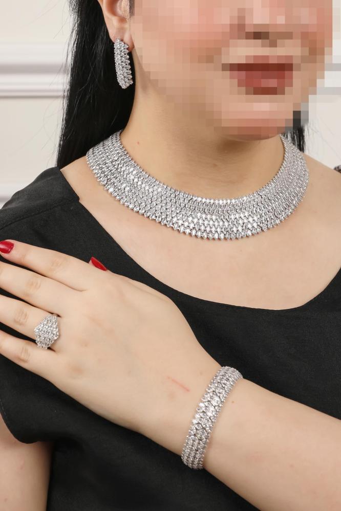 طقم اكسسوار زركون ملكي فاخر بتصميم عصري مكون من اربع قطع