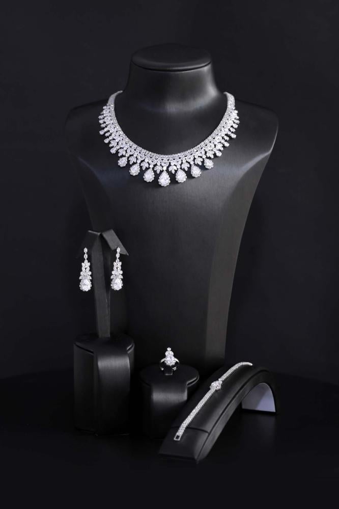 طقم إكسسوارات فضي ملكي بفصوص قطرات متلألئة