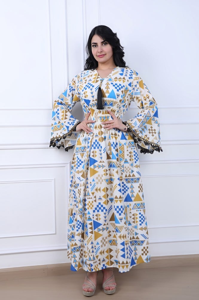 جلابية طويلة بأكمام واسعة وتصميم هندسي مزمومة من الخصر