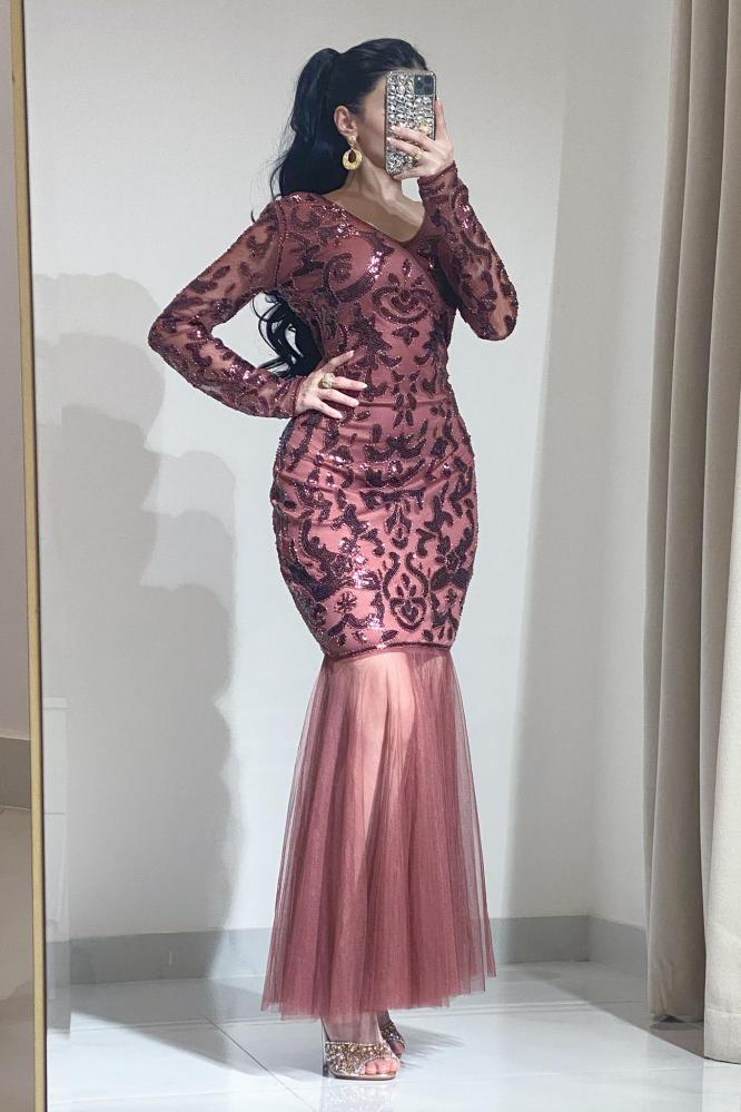 فستان سهرة طويل مزين بشك وترتر يدوي لون طوبي باكمام شفافة وتل من الاسفل