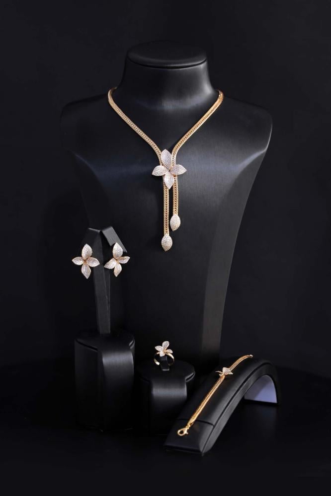 طقم إكسسوارات نسائي ذهبي ساحر بتصميم زهري