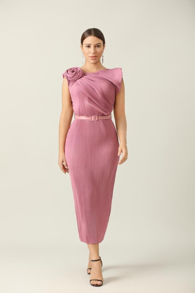 فستان وردي بلاسية  مع فيونكة على الكتف