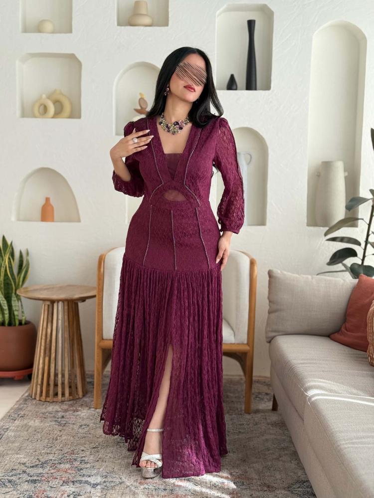 فستان دانتيل طويل بأكمام شفافة بلون عنابي