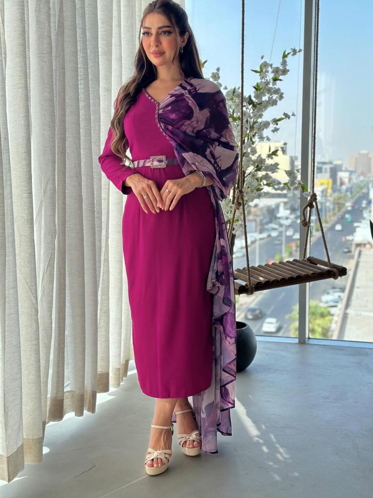 فستان بكم واحد ووشاح  بجنب واحد شيفون متداخل على اكسسوار من الخصر الى الكتف وحزام