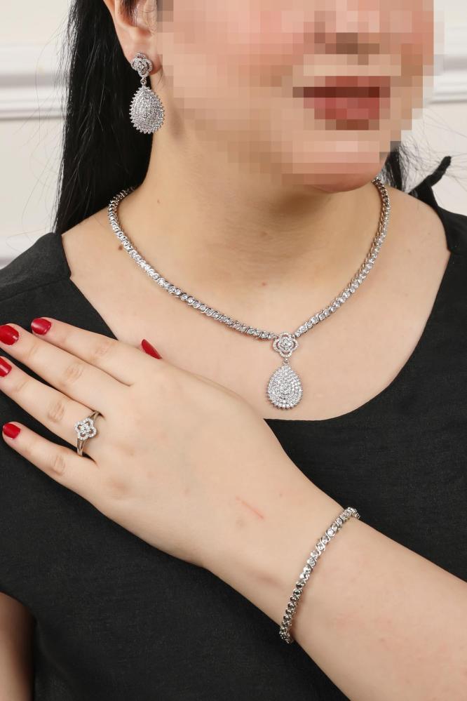 طقم اكسسوار زركون فاخر بتصميم مميز مكون من اربع قطع