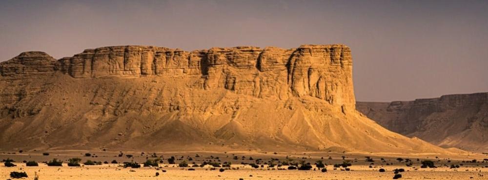 جبال طويق: الأيقونة الخالدة التي ألهمت التاريخ والفن والسياحة