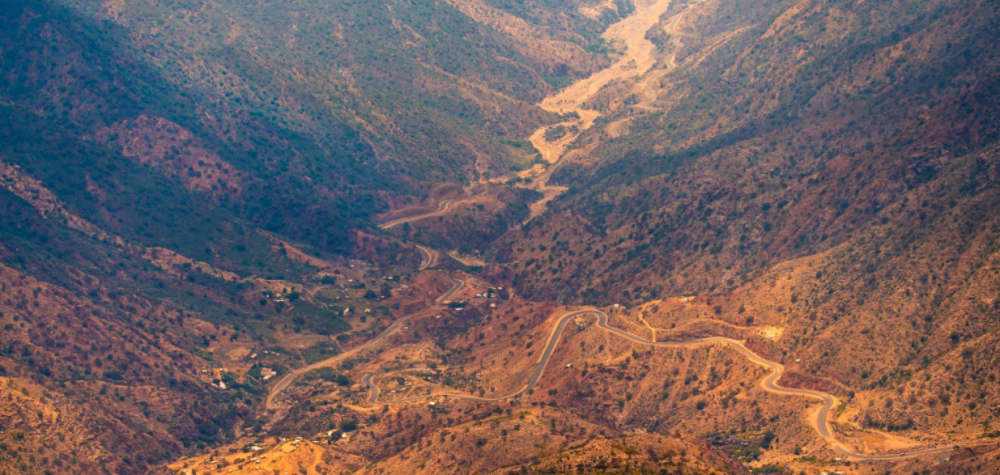 جبال أبها: درة الجنوب السعودي وسيدة الضباب