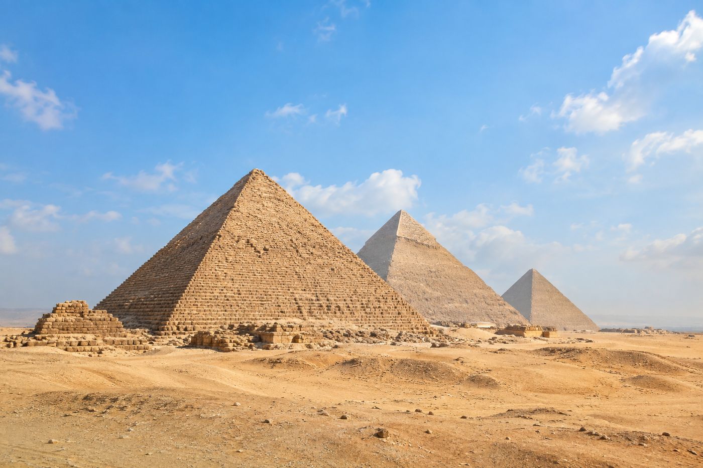 أهرامات الجيزة تحت سماء صافية في ضوء الصباح