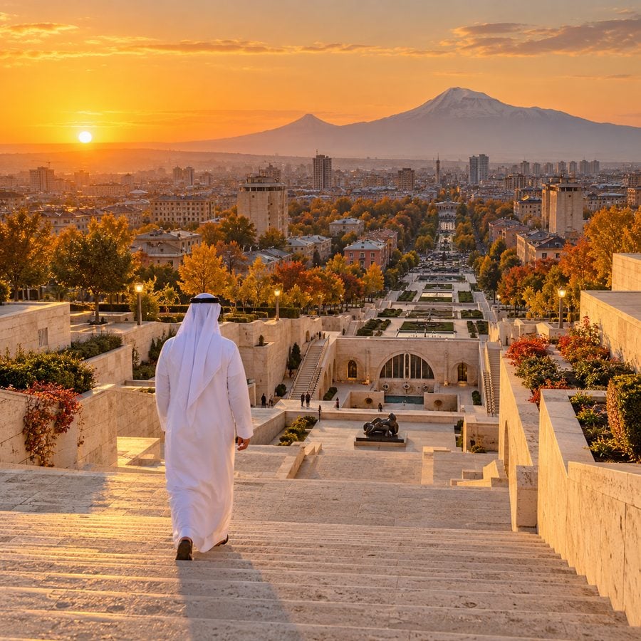 سلالم الكاسكاد في يريفان وقت الغروب مع أشجار خريفية وجبل أرارات في الأفق