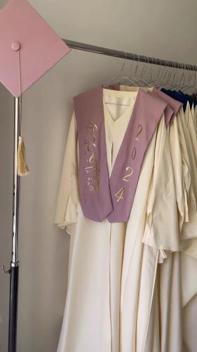 عباية تخرج 2024 بالاسم والعبارة وسنة التخرج وشعار الدفعة