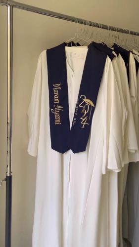 عباية تخرج 2024 بالاسم والعبارة وسنة التخرج وشعار الدفعة