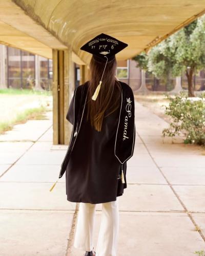 وشاحات وقبعات تخرج 2025 تفصيل وتطريز حسب الطلب