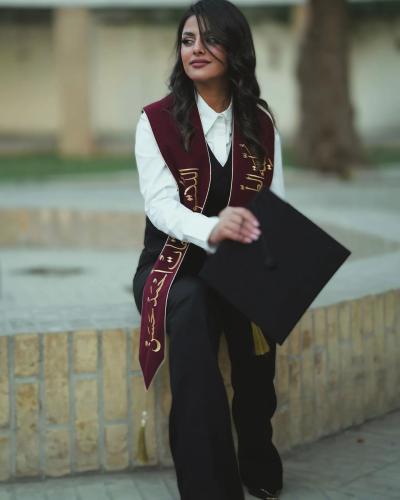 وشاح وقبعه تخرج جامعة 2024 قماش مخمل مع الاسم والعبارة وسنة التخرج وشعار الدفعة