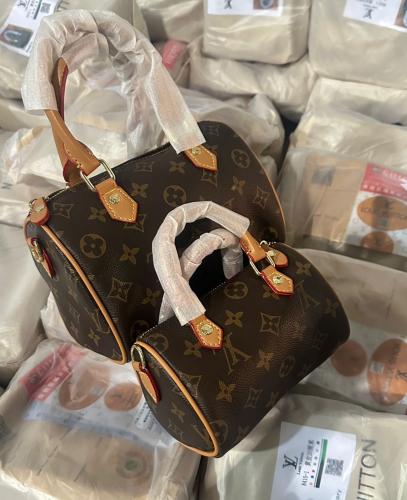 شنطة لويس فيتون LUIS VINTON مع توابع الماركة