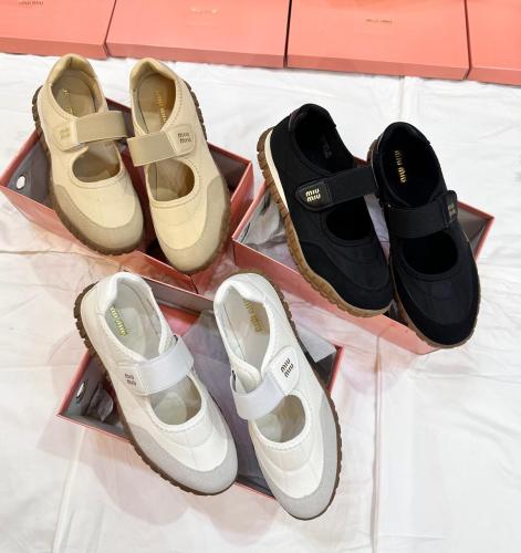 شوز ميو ميو  MIUMIU مع توابع الماركة