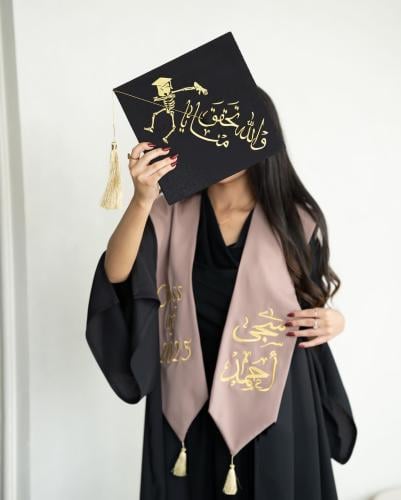 عبايات تخرج 2025 بالاسم والعبارة وسنة التخرج وشعار...