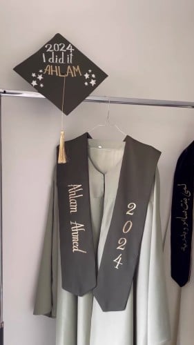 عباية تخرج 2024 بالاسم والعبارة وسنة التخرج وشعار الدفعة