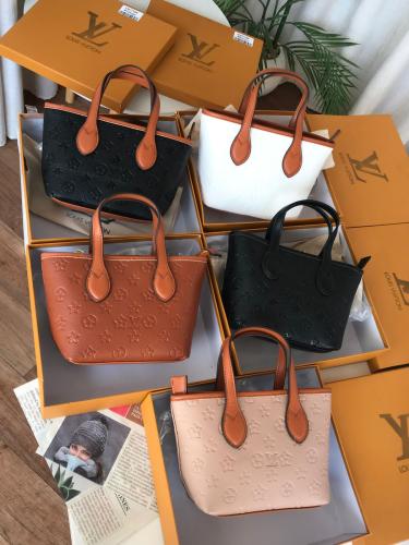 شنط لويس فيتون LUIS VINTON مع توابع الماركة