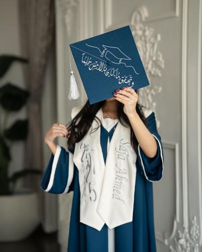عبايه تخرج 2025 بالاسم والعبارة وسنة التخرج وشعار الدفعة