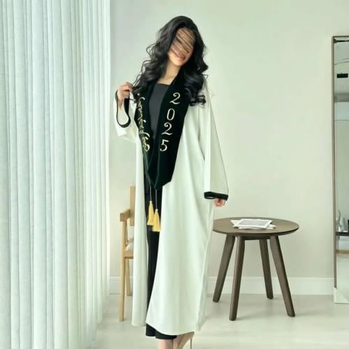 عبايه تخرج 2025 بالاسم والعبارة وسنة التخرج وشعار...