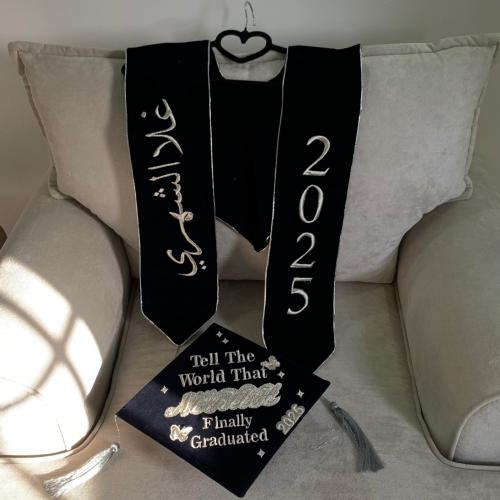 وشاحات وقبعات تخرج 2025 تفصيل وتطريز حسب الطلب