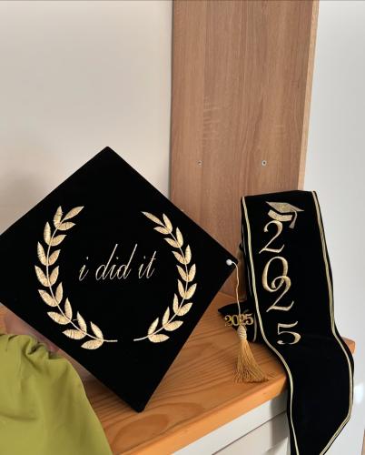 وشاح وقبعه تخرج مخمل او ستان بالاسم والعبارة وسنة التخرج وشعار الدفعة 2025