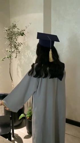 عبايه تخرج  بالاسم والعبارة وسنة التخرج وشعار الدفعة