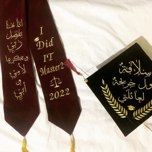 وشاح وقبعه تخرج  مخمل مع الاسم والعبارة وسنة التخرج وشعار الدفعة