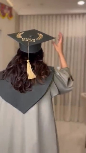 عبايه تخرج زيتي وتيفاني 2023 بالاسم تفصيل حسب الطل...